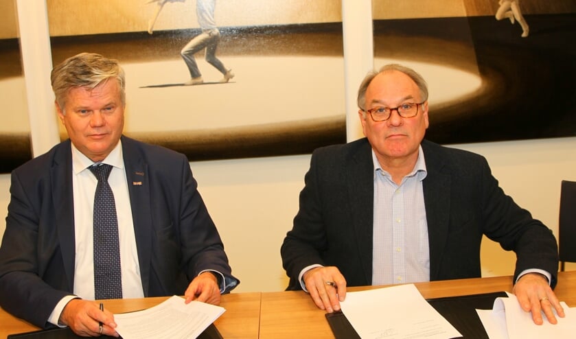 Van der Zwet (links) en Van der Borg hebben de doelstellingen voor een jaar vastgesteld in een convenant.