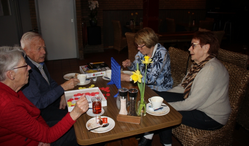 Koffie, thee, gebak en spelletjes doen.