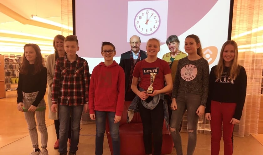 De kwartfinalisten uit de regio (Jip met beker) en de jury in de bibliotheek van Lisse. | Foto: pr