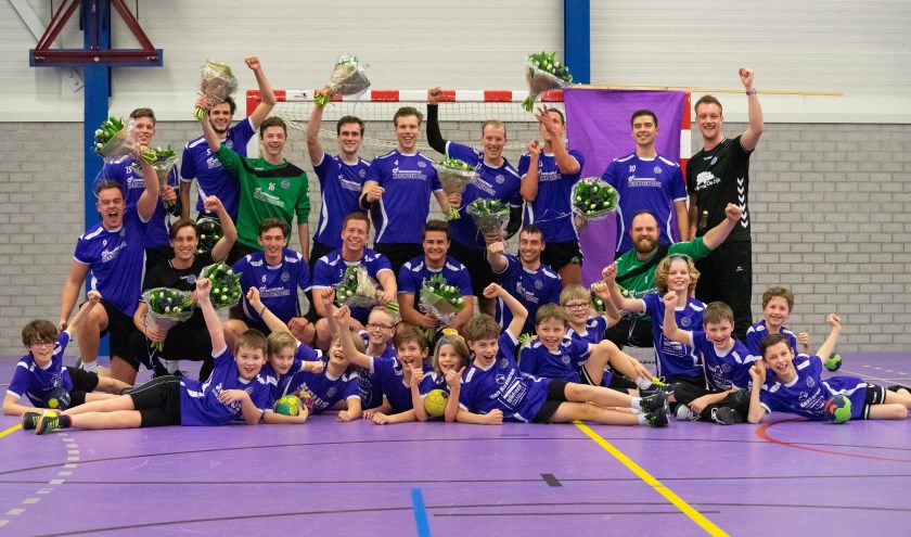 Heren 1 op de kampioensfoto met jonge supporters.
