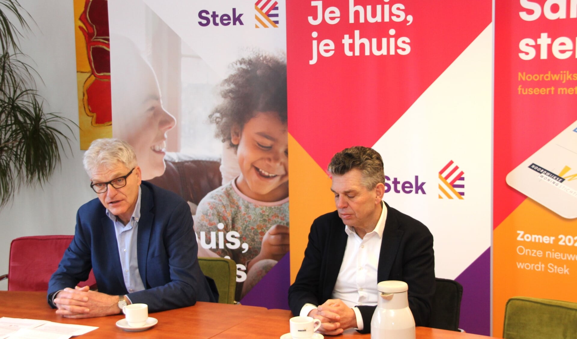 Bestuurders Willem van Duin en Hans Al wijzen op alle voordelen die een fusie biedt. | Foto: WS