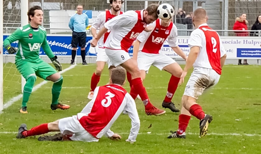 RCL werkt een bal weg. Geheel link doelman Andrew Bontje, die een glansrol speelde in de wedstrijd. | Foto: J.P. Kranenburg