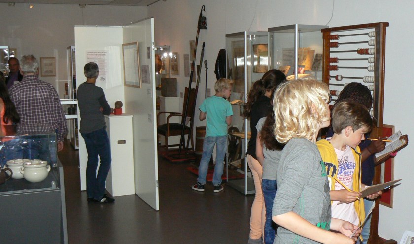 De voormalige expositieruimte van het Leiderdorps Museum in De Sterrentuin, tijdens een bezoek van basisschoolleerlingen aan de vaste tentoonstelling 'Weet waar je woont'