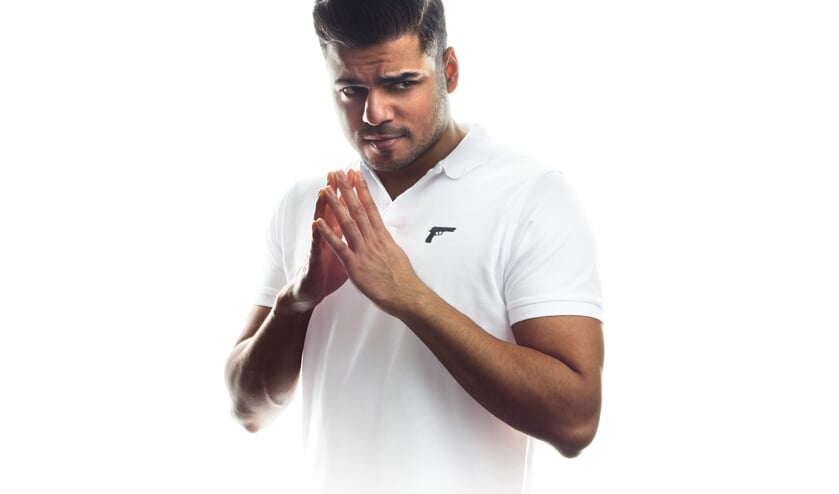 Cabaretier Rayen Panday staat binnenkort op het podium van Theater Floralis. |