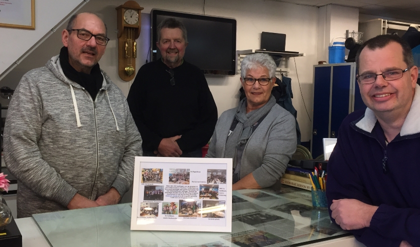 Voorzitter Cyp Straathof, Jos Alkemade van de Technische Dienst, bestuurslid Toos Plug van de Kringloopwinkel Herenstraat 63 en auteur Joep Derksen namens de Stichting Zinsnede.