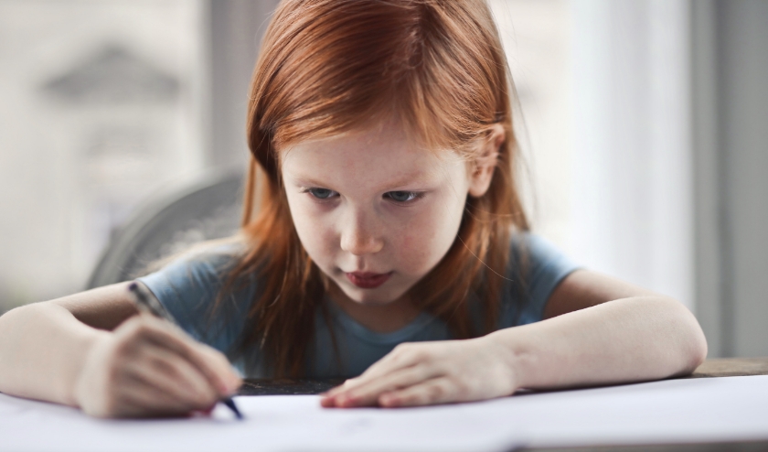 Kinderen en jongeren zijn momenteel aangewezen op thuisonderwijs. Van ouders wordt verwacht dat ze hun kroost hierbij ondersteunen. Dat valt soms best tegen als je zelf ook vanuit huis moet werken.