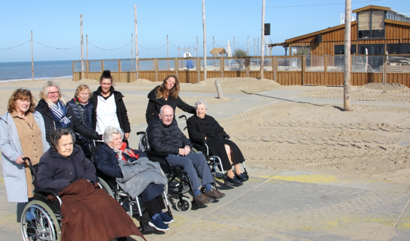 Op deze zonnige dag geen ‘terrasje pikken’ bij een strandpaviljoen voor deze strandbezoekers. | Foto: Wim Siemerink