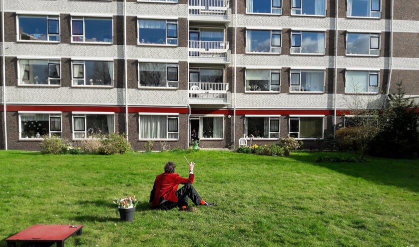 Luchtdirigent Richard van Roessel dirigeert samen met de bewoners.