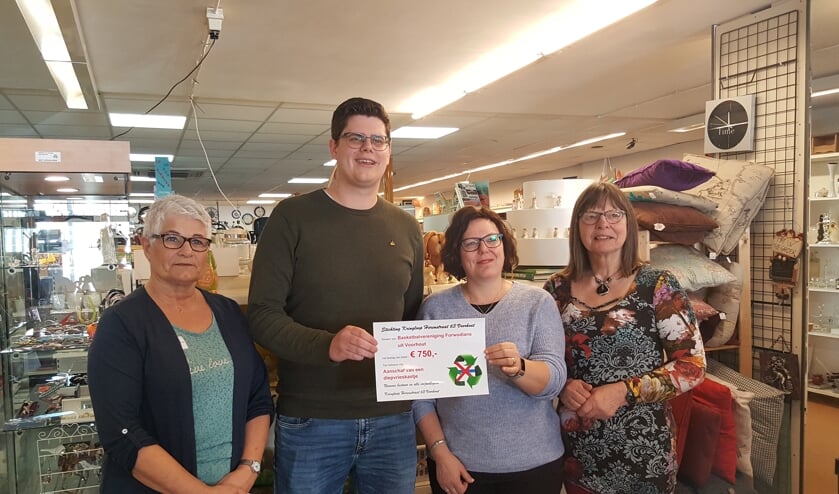 Toos Plug (l) mocht namens de kringloop de cheque overhandigen aan Jelle van Werkhoven, Annet van der Putten en Erika van Rooij.