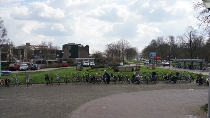 Het grasveld op de plek waar tot 2012 het gemeentehuis stond. | Foto: Archief