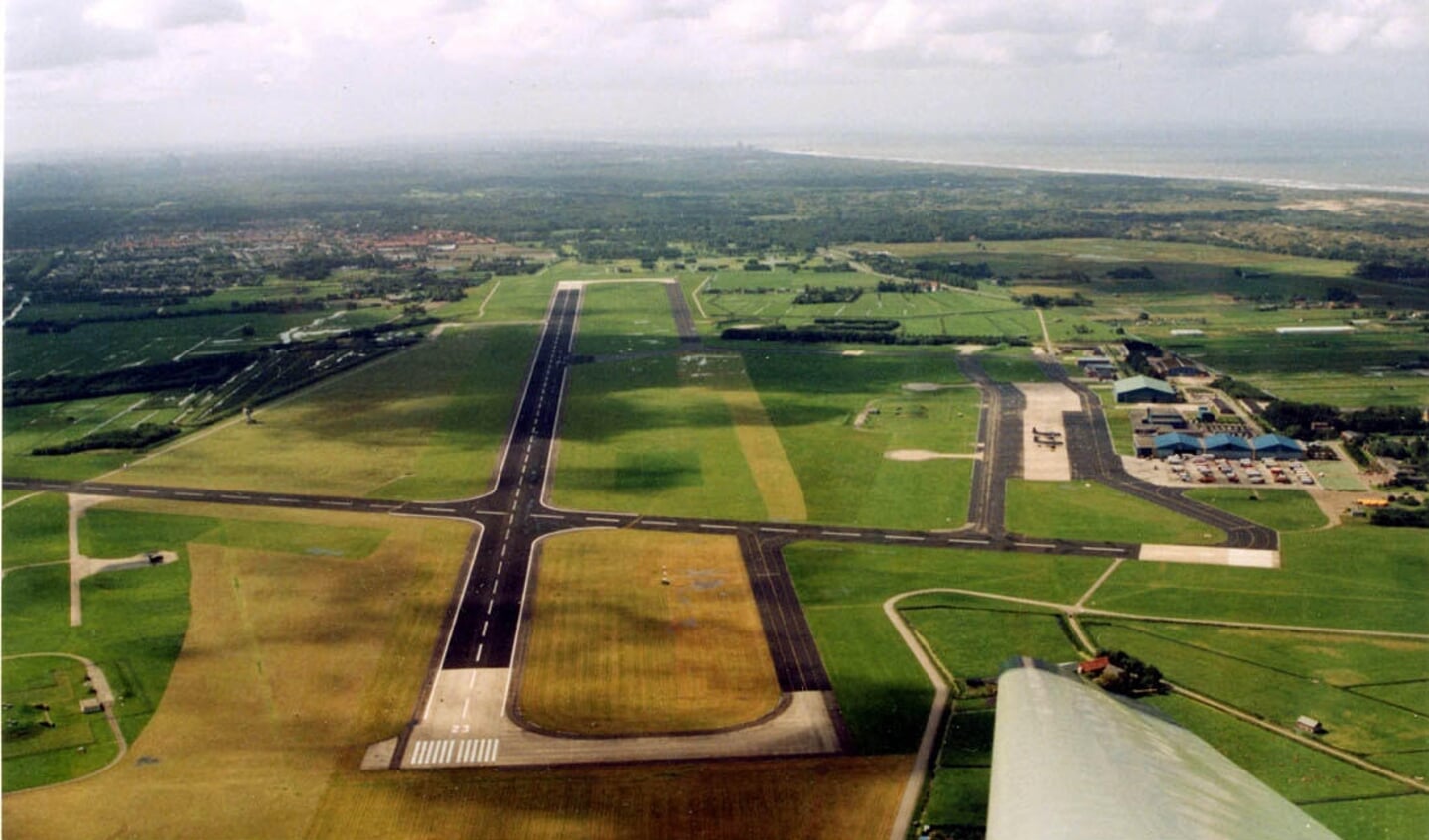 Het vliegveld met de landingsbanen nog intact. Inmiddels zijn die gesloopt.