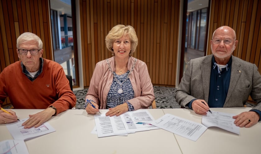 Burgemeester Laila Driessen, geflankeerd door voorzitter Bob Reidsma (links) en bestuurslid Jos Gerrese van de Stichting Leiderdorps Museum. | Foto: J.P. Kranenburg