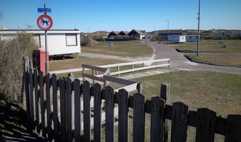 De camping was afgelopen dinsdag nog vooral leeg. Een aantal plekken blijft, zolang het coronavirus aanblijft, ongebruikt.| Foto: RD
