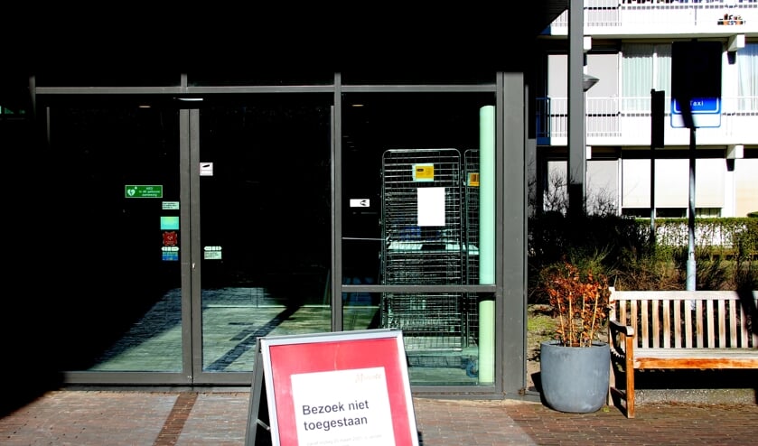 De bewoners van WZC Jeroen mogen niet naar buiten en geen bezoek ontvangen. Buurman Dirk startte een donatieactie met attenties voor zijn buren. | Foto: Wim Siemerink / Tekst: Ina Verblaauw