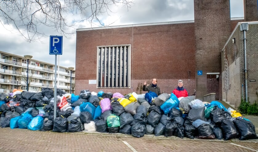 Tientallen zakken vol kleding werden zaterdagmiddag afgeleverd bij de Scheppingskerk.