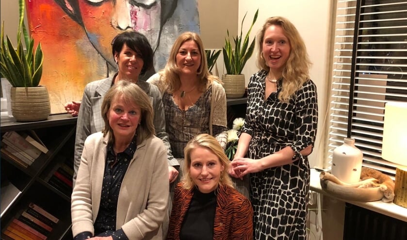 Vlnr achter: Caroline Glas, Mirjam de Best, Sanneke Nulkes. Vlnr voor: Lies Spruit en Jeanet van der Laan | Foto: pr