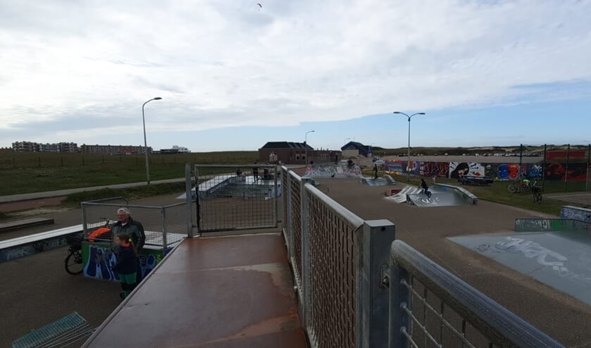 Enkele kinderen bij het skatepark bij Scum.
