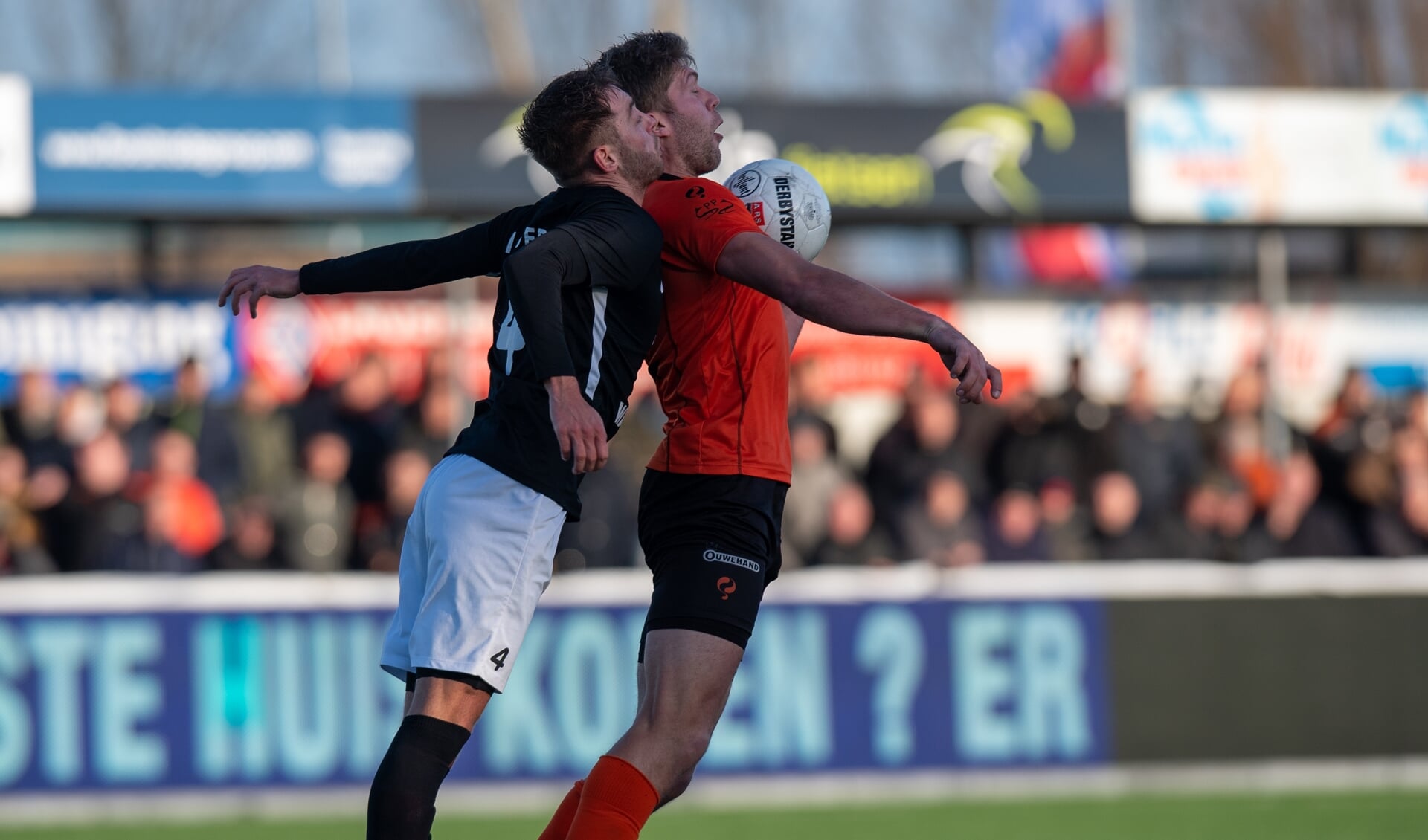 Stephan Warmolts in duel met Roland Bergkamp. | Foto: OrangePictures