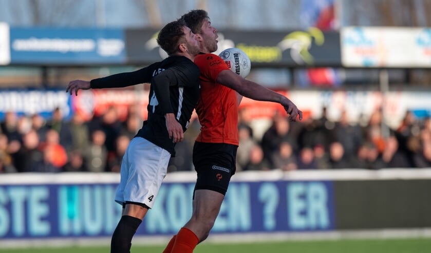 Stephan Warmolts in duel met Roland Bergkamp. | Foto: OrangePictures  