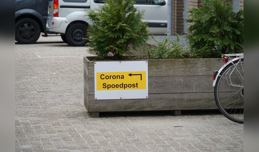<p>Aan de achterzijde van het Alrijne Ziekenhuis verwijst een bordje naar de corona spoedpost.</p>