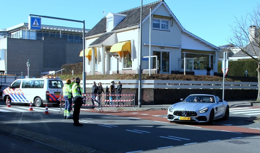 De burgemeester is verheugd dat de regels naar behoren worden nageleefd. | Foto: Wim Siemerink