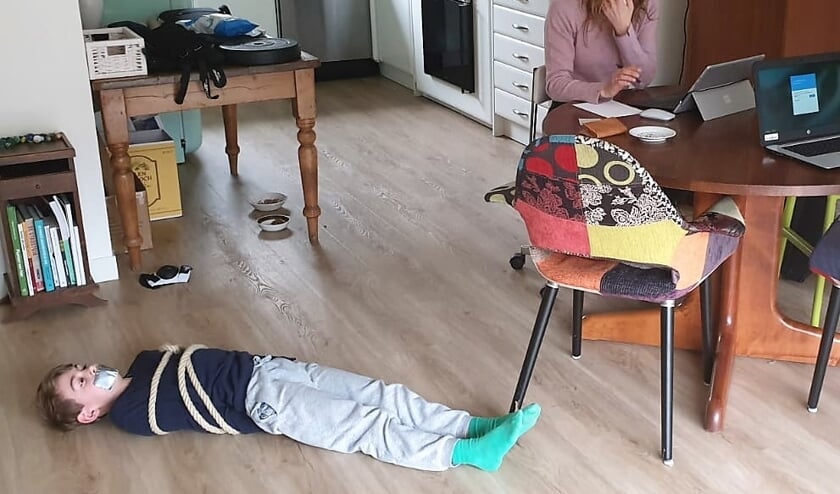 Thuiswerken én je schoolgaande kind aan het werk houden is soms een hele uitdaging. Een Oegstgeester vader bedacht deze oplossing voor wat rust tijdens het werken.