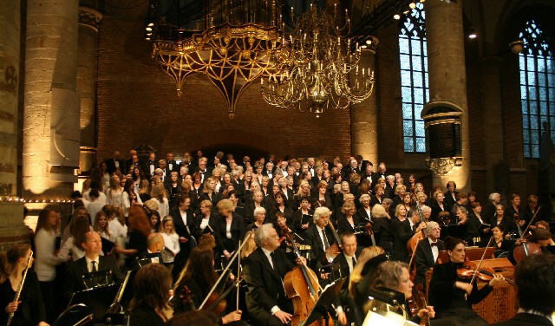 Het honderd-jarige Christelijke Oratoriumvereniging Ex Animo uit Leiden treedt op. 