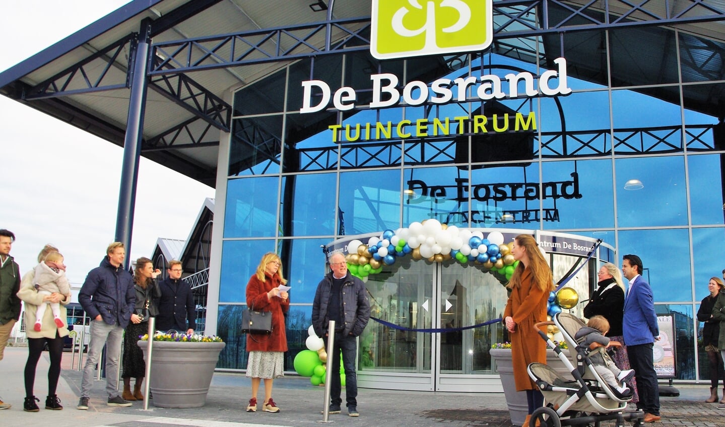 Op woensdag 18 maart werd op een bescheiden manier de opening van tuincentrum De Bosrand gevierd. Veel klanten wisten de winkel vorige week al te vinden. | 