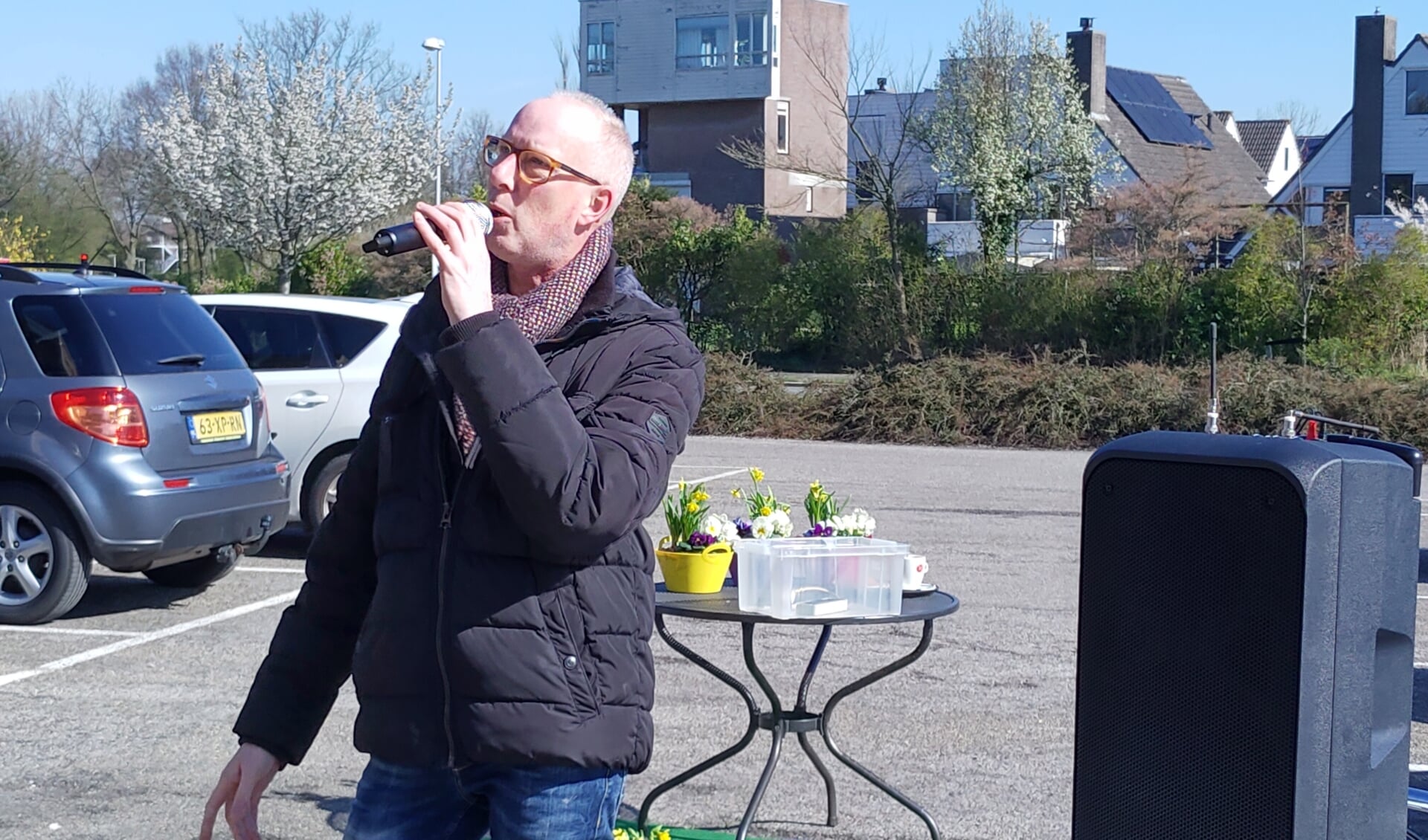 René Schaap zingt vanaf de parkeerplaats voor de bewoners van Leythenrode.