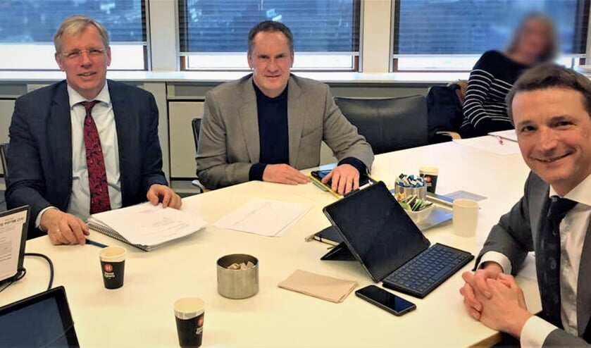 Burgemeester Cornelis Visser, politiechef Paul van Musscher en hoofdofficier Michiel Zwinkels (v.l.n.r.). | Foto: pr
