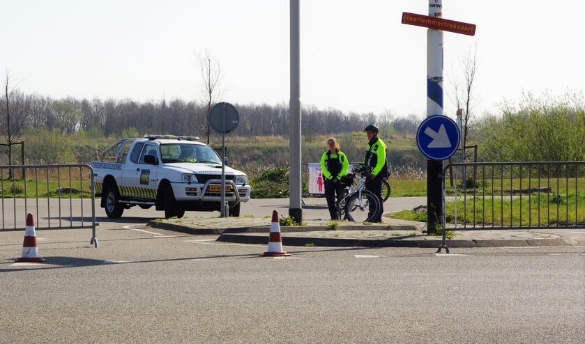 Net als elders in de regio is ook het parkeerterrein bij de Klinkenbergerplas afgesloten om een toestroom van mensen tegen te gaan. |
