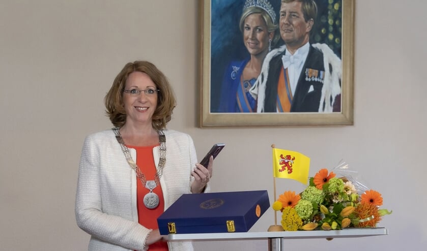 Ook een bijzondere lintjesregen voor burgemeester Breuer: dit keer verrast zij de gedecoreerden telefonisch.