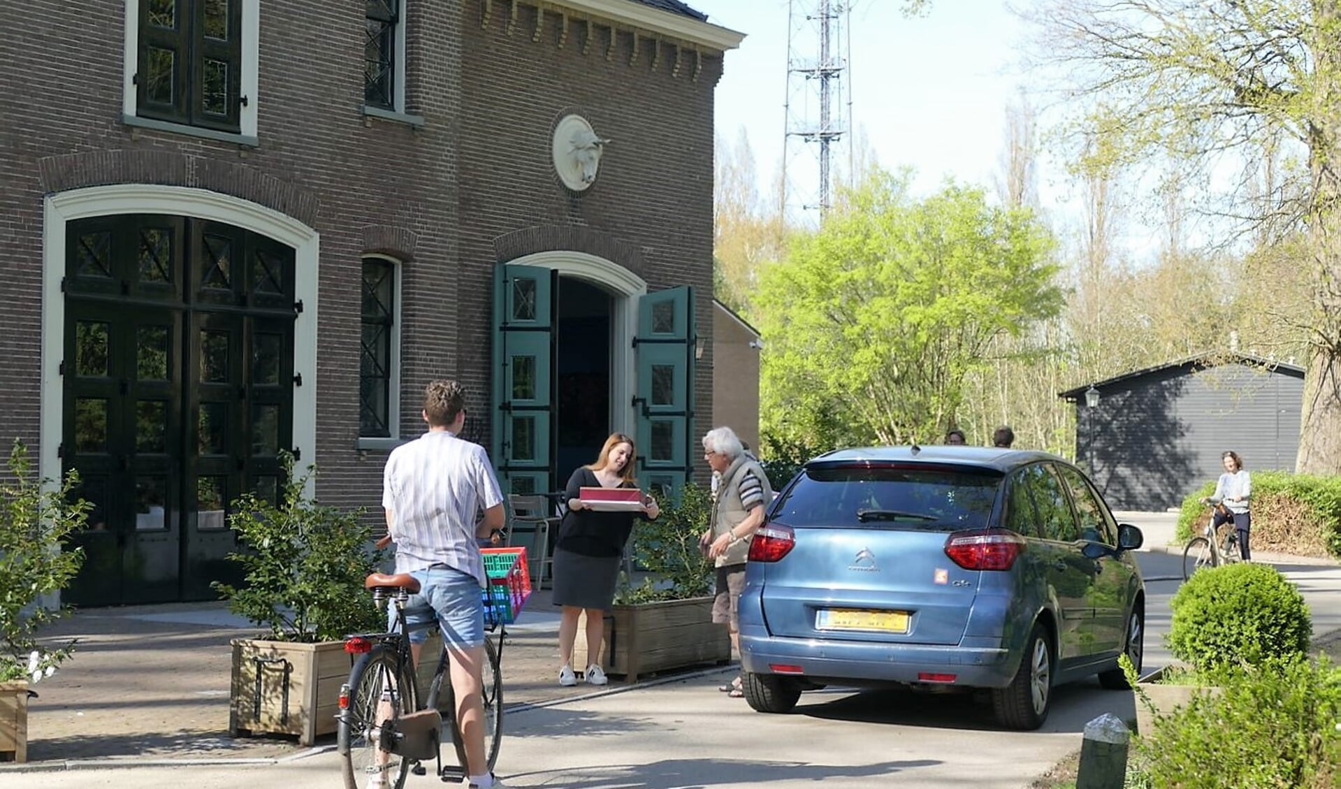Voor het afhalen van de paasmaaltijden ten behoeve van de Stichting Erfgoed Oud-Poelgeest was een echte 'drive-thru' gecreëerd. 