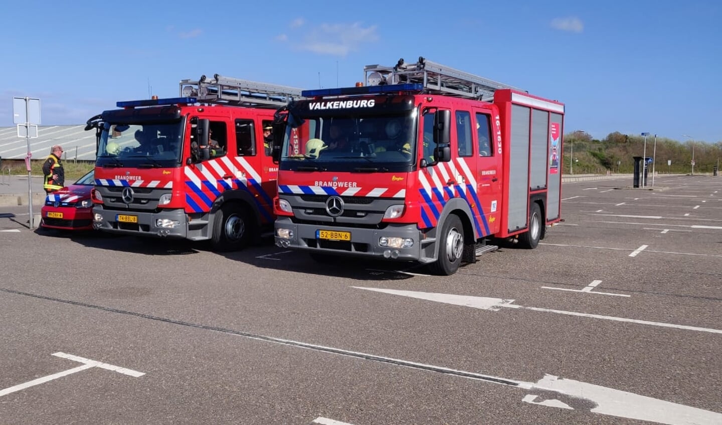 De brandweerwagens van Rijnsburg en Valkenburg stonden standy
