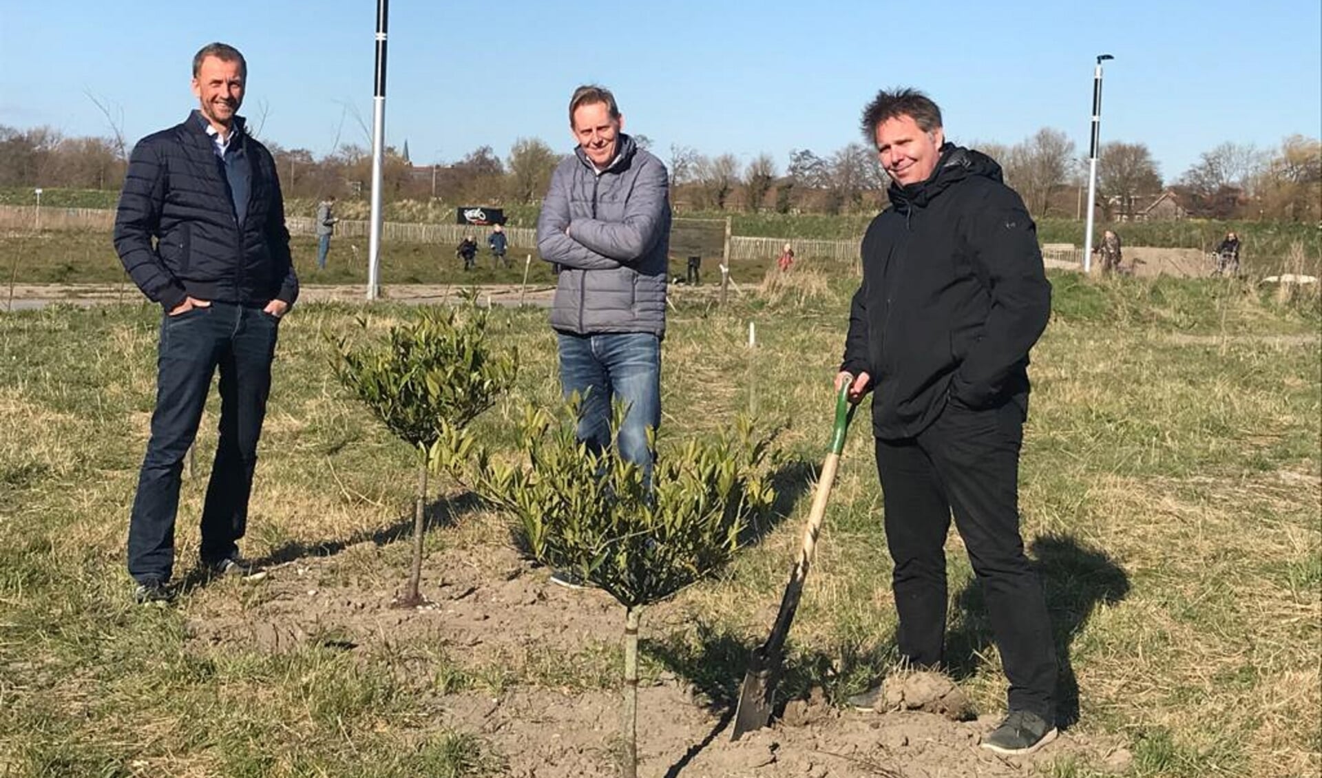 Wout Janssens, André van den Bos en Mike Zuijderduijn hebben de eerste bomen geplant. | Foto: pr