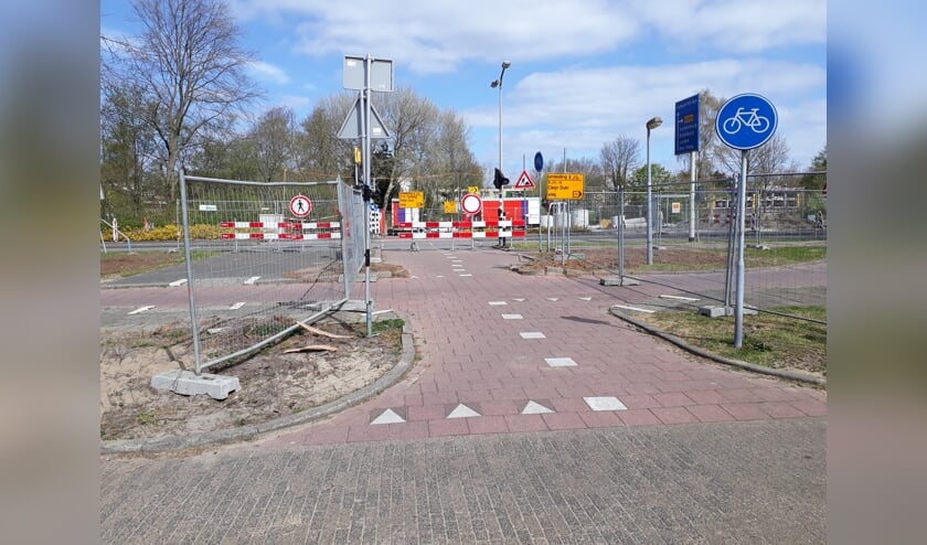 Fietsers stuiten op de Zeeweg-Oost op veel hekken en omleidingsborden. | Foto: SKvD