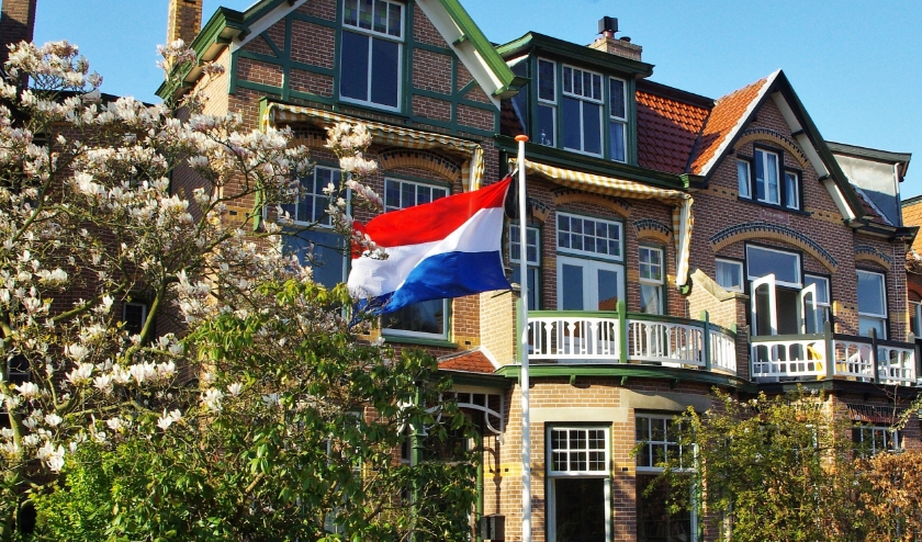 Overal in Oegstgeest wapperen vlaggen met schooltassen. | Archieffoto Willemien Timmers