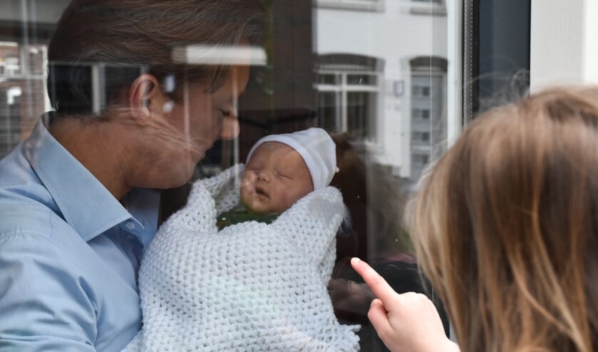 Papa Maurice Lardenoije laat vol trots zijn zoon Zeger zien terwijl mama Nancy even aan het uitrusten is. |