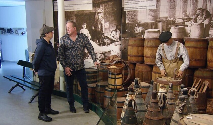 Dik Haasnoot (rechts) geeft uitleg aan culinair expert Alain Caron. | Foto: Binnenstebuiten
