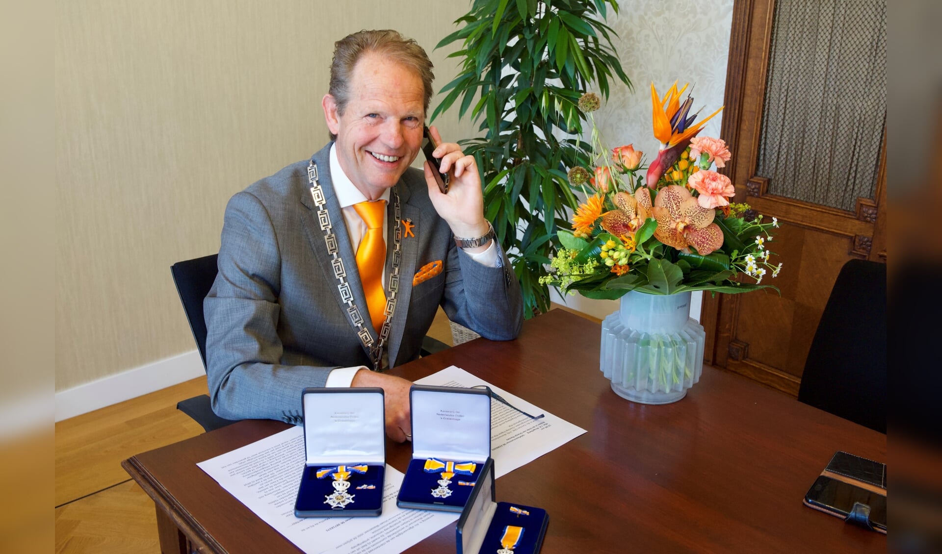 Burgemeester Arie van Erk belde dit jaar de gedecoreerden. | Foto: met dank aan Annemarie vd Bent, HLT Samen.