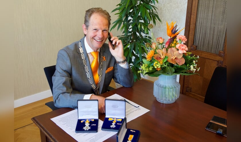 Burgemeester Arie van Erk belde dit jaar de gedecoreerden. | Foto: met dank aan Annemarie vd Bent, HLT Samen.
