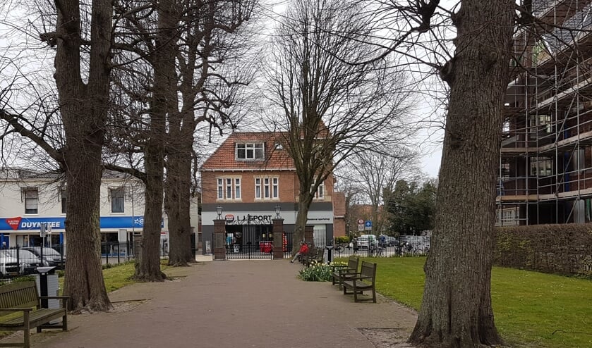 De rode loper bij de ingang, gezien vanuit Park Rusthoff richting de Hoofdstraat.