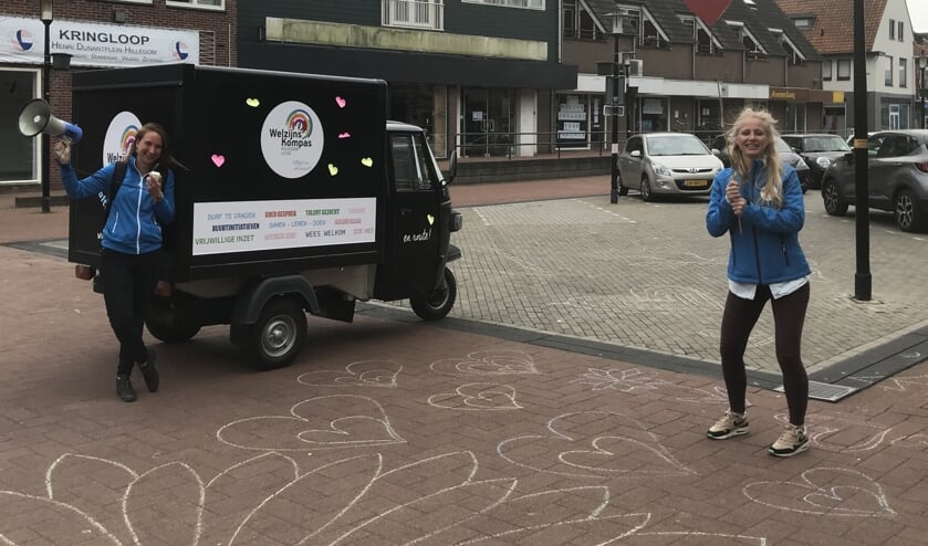 Dionne en Carlijn komen (op afstand) bij mensen langs.