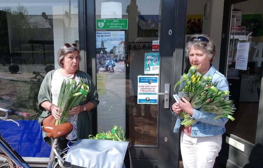 Vrijwilligers Tineke en Emmy gaan op pad met de tulpen.