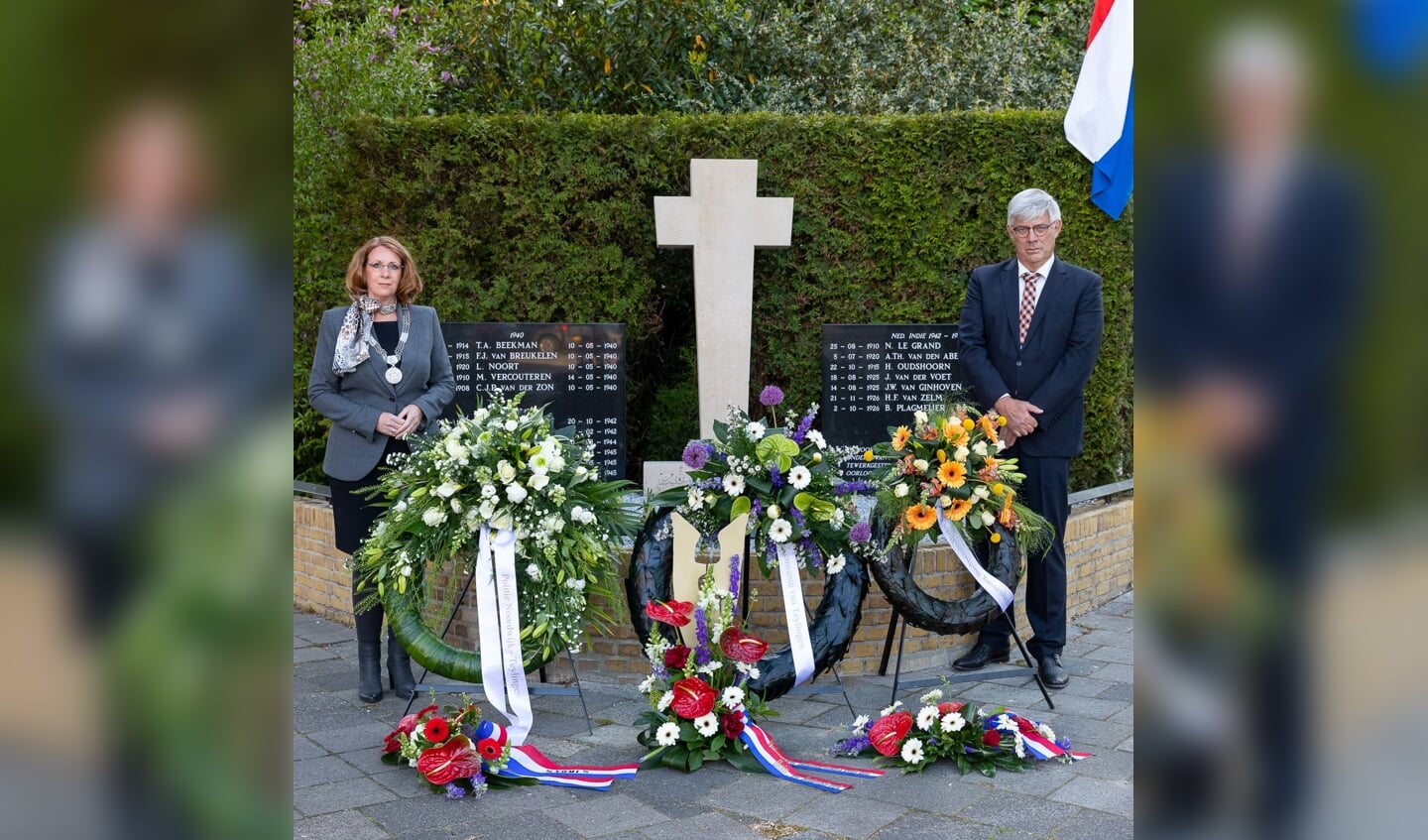 Burgemeester Carla Breuer en Rob Koek (voorzitter OV) leggen kransen bij het monument in Sassenheim. De foto is op een eerder moment gemaakt. 