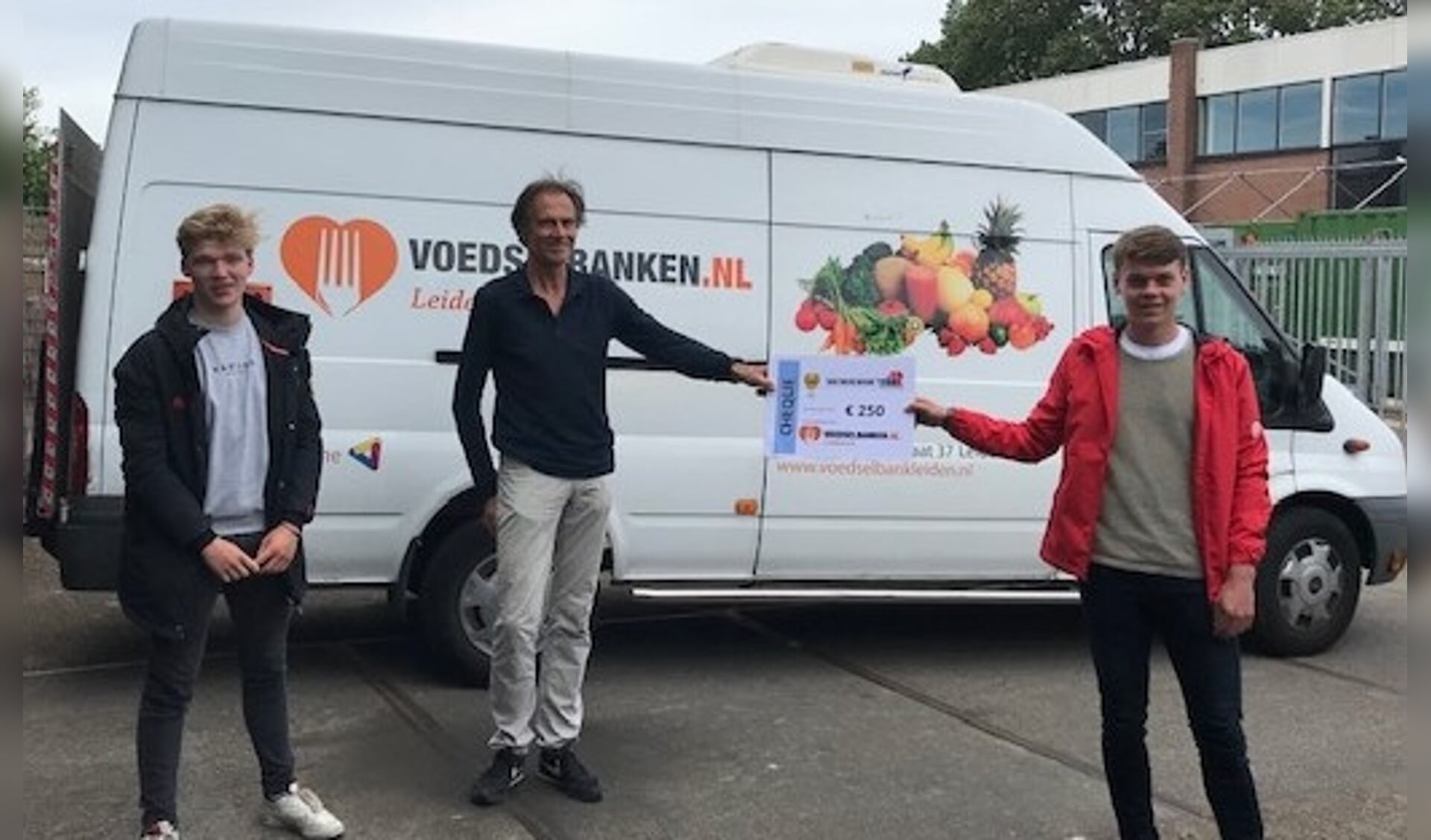 De coaches van Alecto JB1 overhandigden de cheque van 250 euro aan een vertegenwoordiger van de Voedselbank Leiden.  
