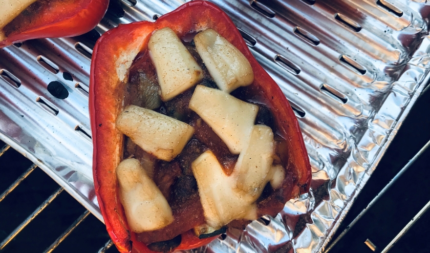 Vegetarisch gevulde paprika's op de barbecue, heerlijk!