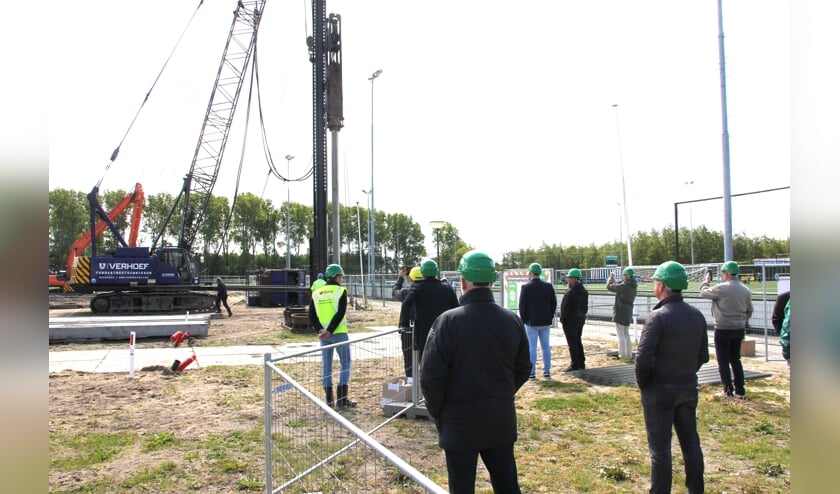 Onder het oog van het voltallige SJC-bestuur werd de eerste paal voor de nieuwbouw geslagen. | Foto's: Wim Siemerink