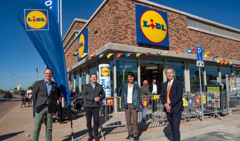 V.l.n.r. Lidl projectontwikkelaars Jeroen van Eikeren en Peter van Kooten, projectleider ruimte van de gemeente Leiderdorp Friedeke Drewes en wethouder Willem Joosten van ruimtelijke ontwikkeling.