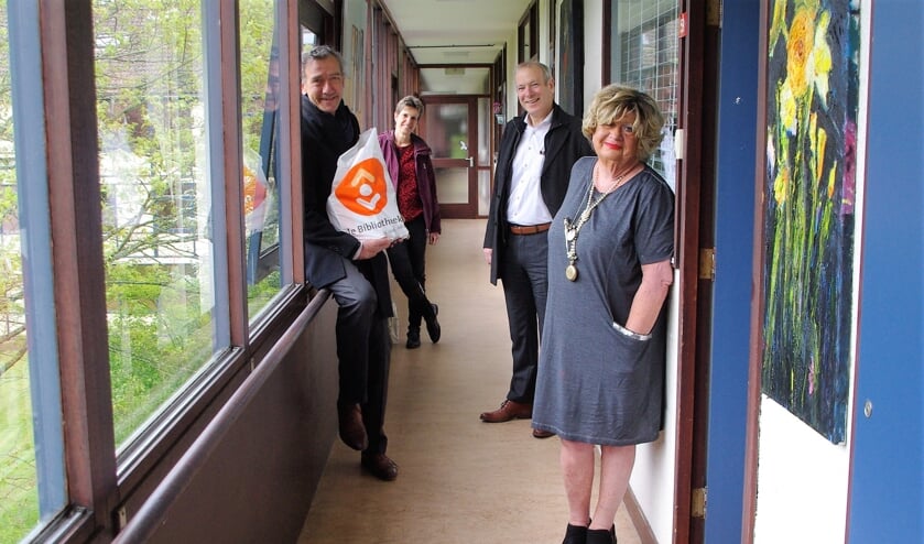 Matthijs Huizing, Joke de Vries, Hans Portengen en Els Steenbak bij het eerste bezorgmoment. | Foto Willemien Timmers